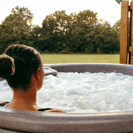 Holiday home Tiny House Avec Spa, Proche De Bordeaux Et De Saint-emilion Castelviel